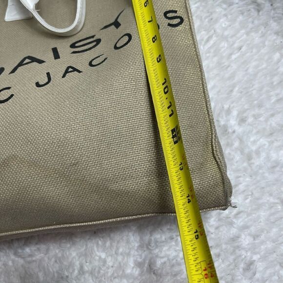 Marc Jacobs Daisy Parfums burlap gold tote bag with white faux leather straps . - Picture 6 of 13